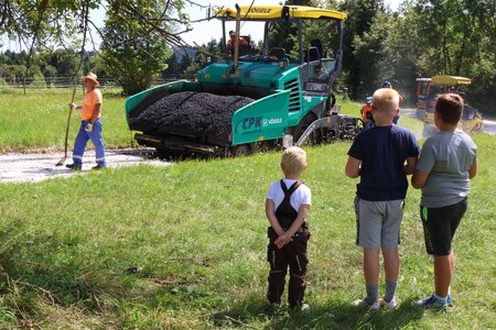 ASFALTIRANJE CESTE SKOZI JERŠIČE 02 FOTO LJUBO VUKELIČ